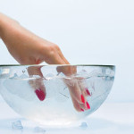 sumergir manos en agua con hielo