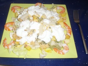 Ensalada de pasta con fruta y yogur de coco