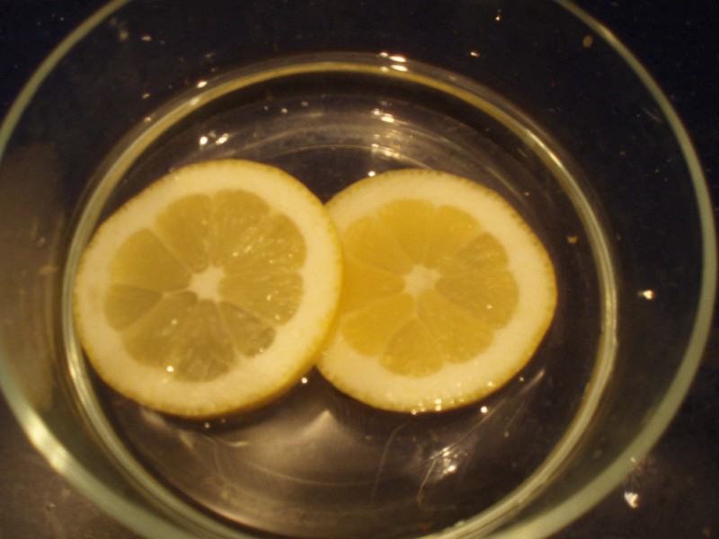 Truco facil limpiar microondas limon