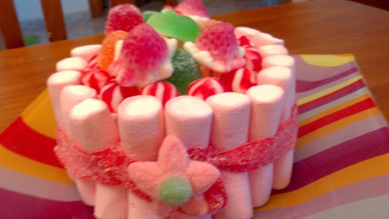 Cómo hacer una tarta de chuches casera ›