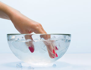 sumergir manos en agua con hielo