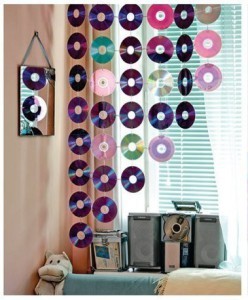 Como-hacer-una-cortina-con-CDs-reciclados