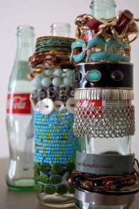 Pulseras en botellas