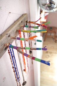 colgador-joyas-palitos-diy-06
