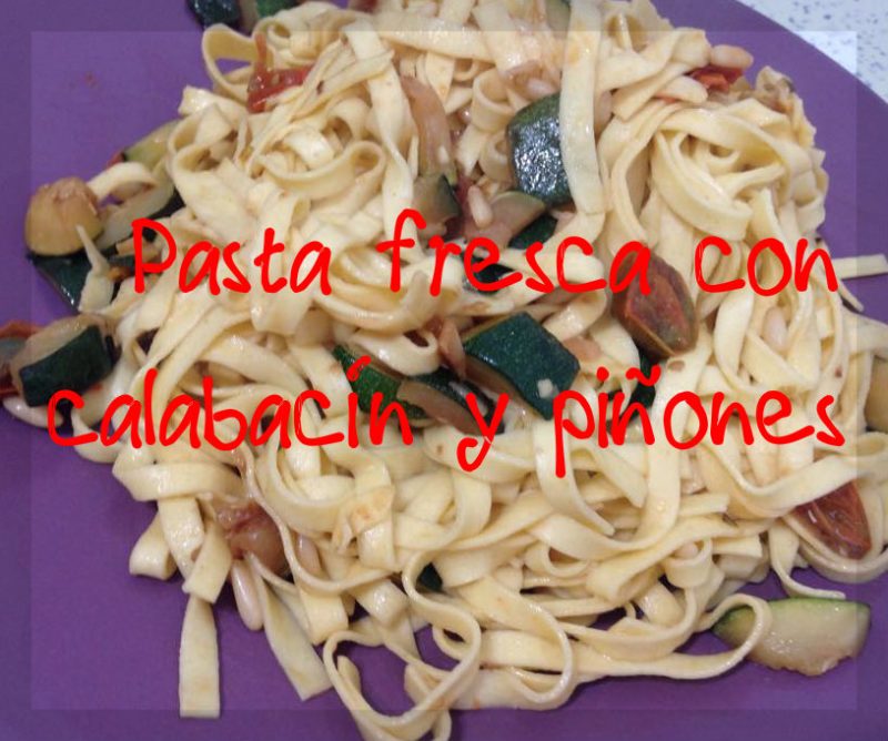 Pasta fresca con calabacín y piñones