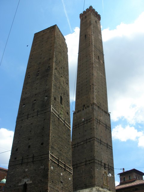 Torre Asinelli y Garisenda de Bolonia