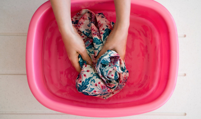 No soy una persona muy diestra en el arte del lavar por eso me gusta investigar y he descubierto 5 errores que solemos cometer cuando se lava la ropa a mano.
