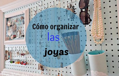 Un bonito organizador de joyas y collares hecho con una percha