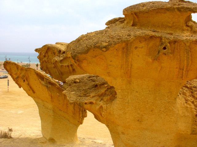 Rocas frente a la playa de Bolnuevo