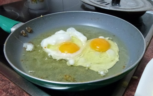 Huevos rotos con chorizo
