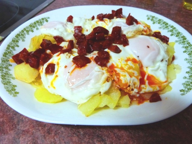 Huevos rotos con chorizo