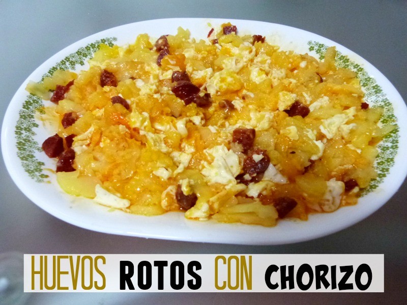 Huevos rotos con chorizo