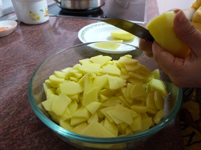 Pelar y cortar las patatas