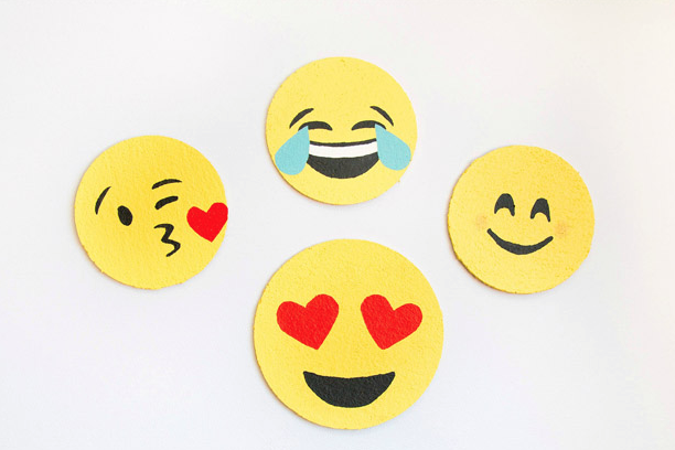 DIY: Cómo hacer posavasos con forma de emoticonos