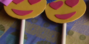 DIY: Cómo hacer un emoticono para un photocall