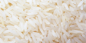 Arroz para limpiar botellas