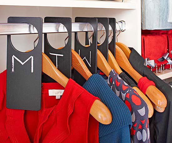 10 formas curiosas de organizar la ropa en el armario