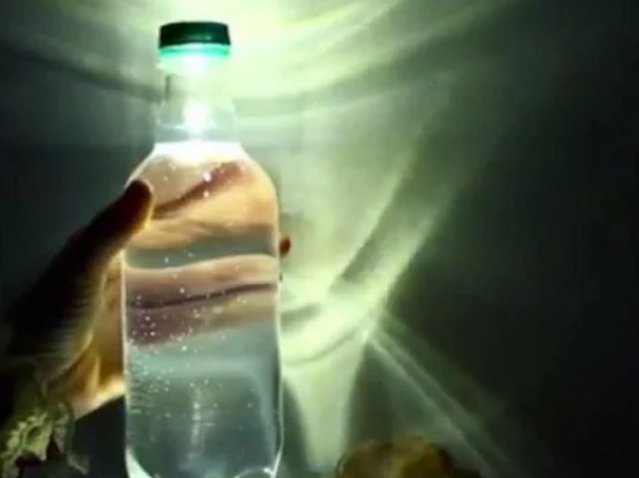 lámpara con botella de agua