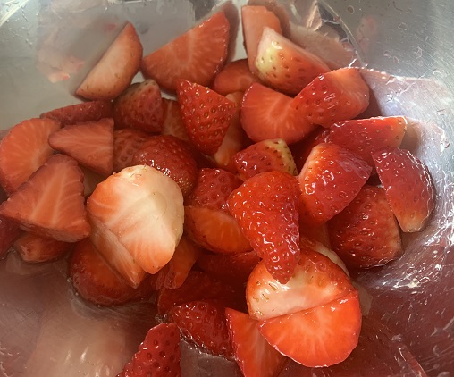 Puede que al leer al título pienses que me he vuelto loca y que con la fiebre del vinagre ya se lo echo a todo, pero no, esto tiene una explicación. Y es que la maceración de las fresas en vinagre potencia al máximo su sabor y dulzura.