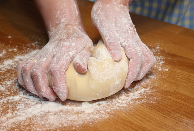 Cómo hacer masa de pizza casera con y sin levadura con 4 ingredientes y en 10 minutos