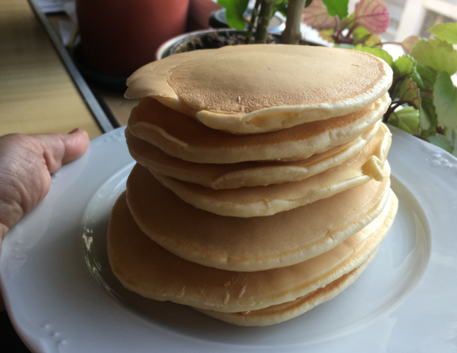 Descubre eta receta de pancakes o tortitas americanas con el robot Mambo de Cecotec. Las puedes hacer también con batidora o a mano ¡Están buenísimas!