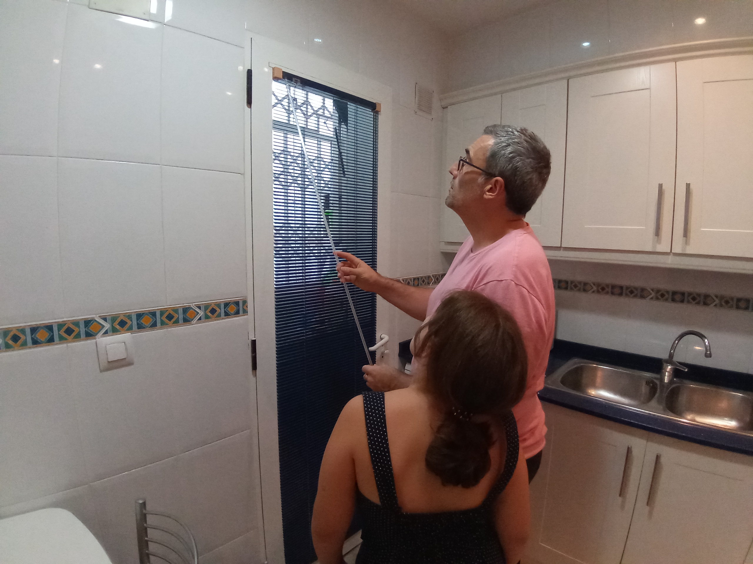 Instalar persiana veneciana en puerta cocina
