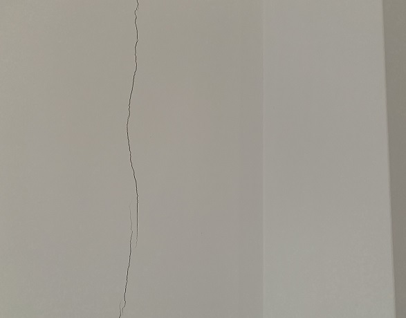 cómo reparar grietas en la pared