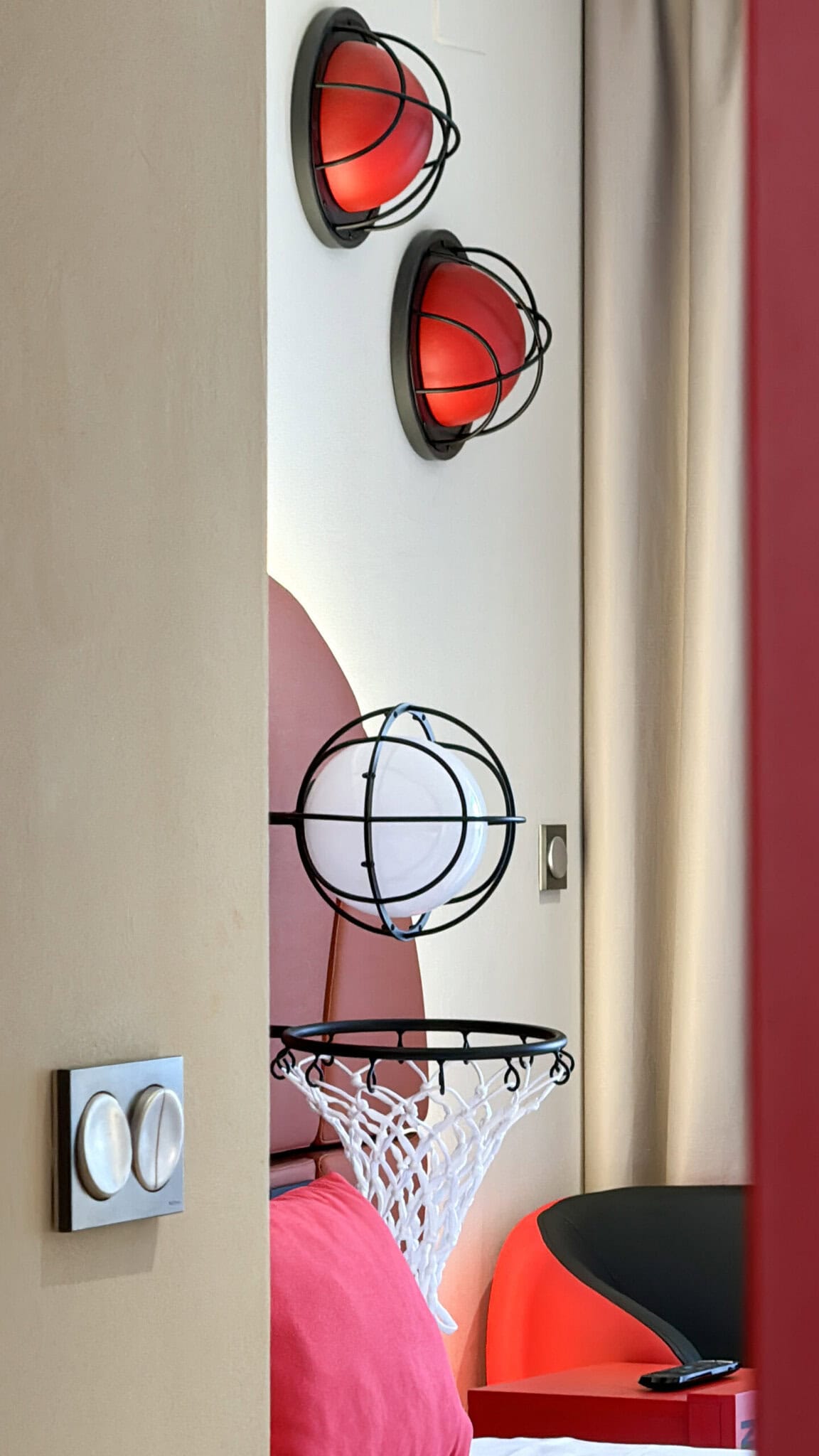 Habitación temática baloncesto Hotel Magic Sports Oropesa