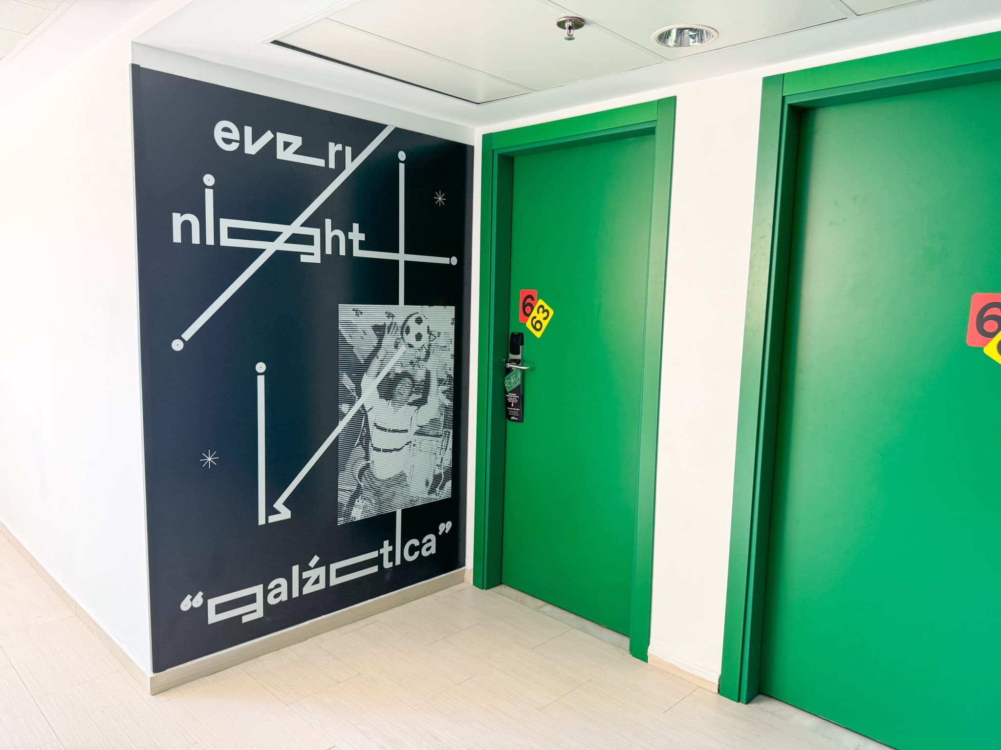 Pasillos temáticos fútbol Hotel Magic Sports habitaciones decoración